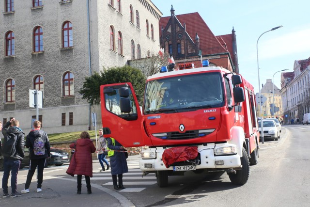 Po informacji o bombie, już po raz kolejny policja sprawdza budynki Sądu Rejonowego w Wałbrzychu.