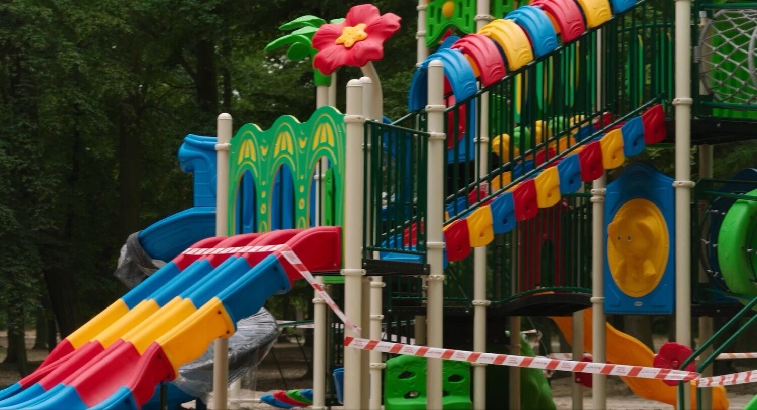 Nowe place zabaw w Skwierzynie. Są jak kolorowe pałace ze zjeżdżalniami!  Zabierzcie tutaj dzieci! | Międzyrzecz Nasze Miasto