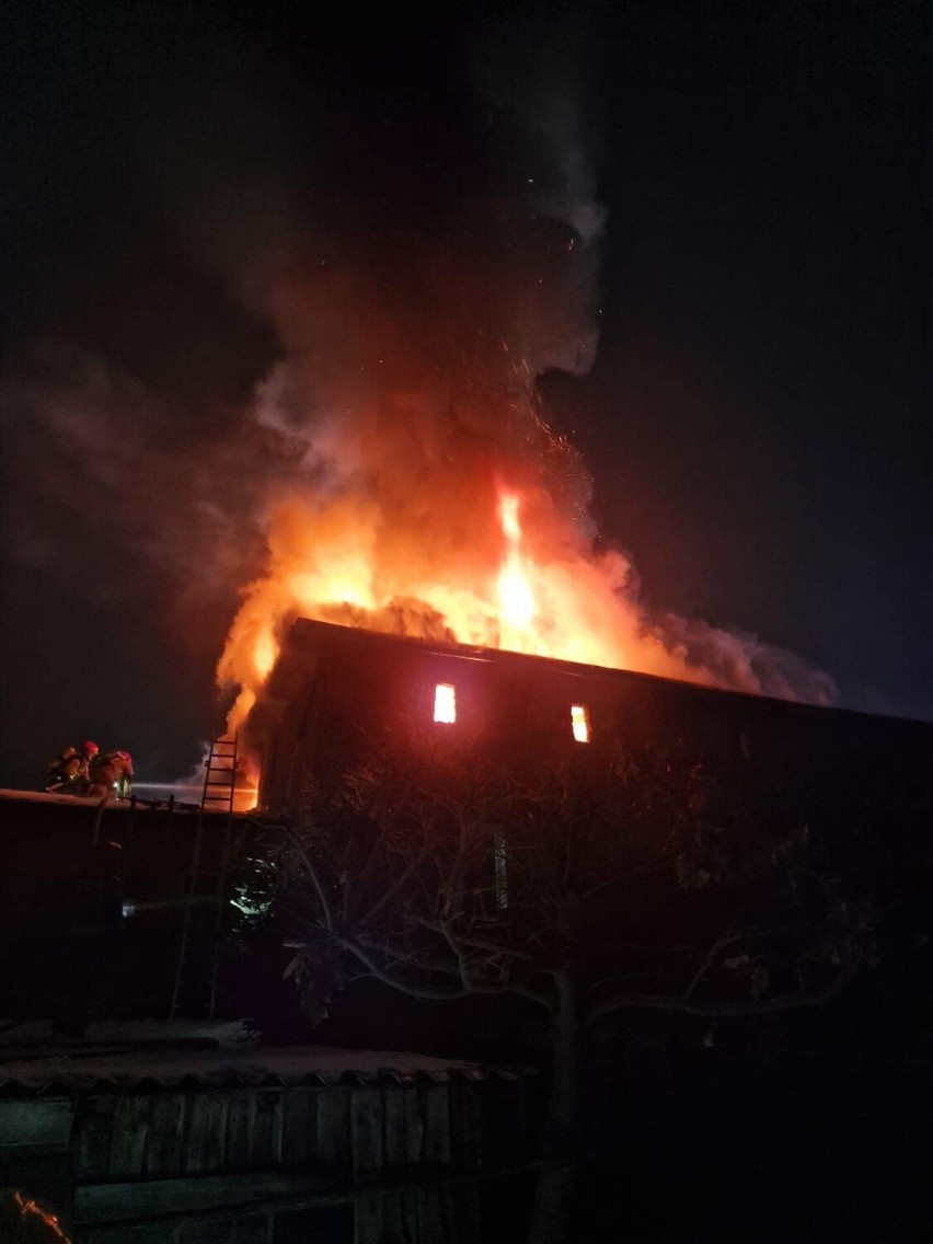 Ogień trawił dom w Jabłowie przez kilka godzin dzisiejszej...