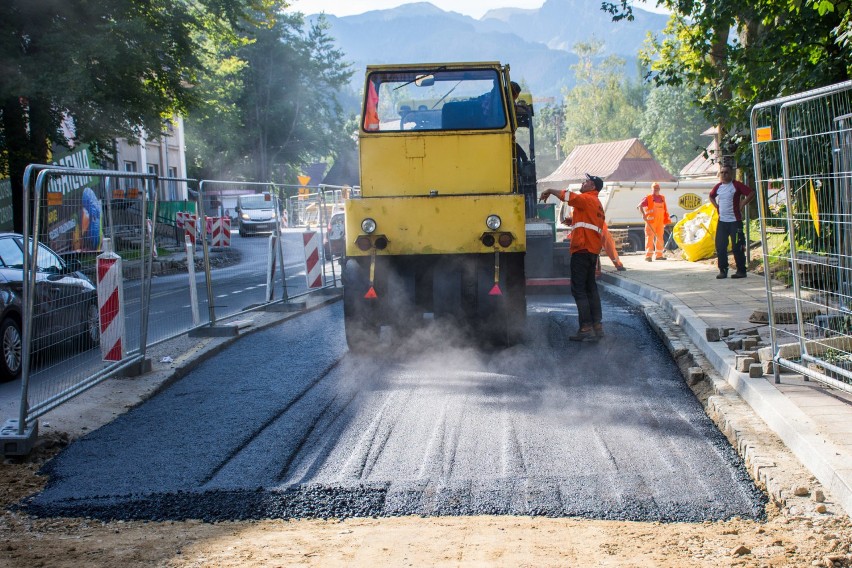 Zakopane. Wylewają asfalt na rondzie. Od jutra zmiana organizacji ruchu 