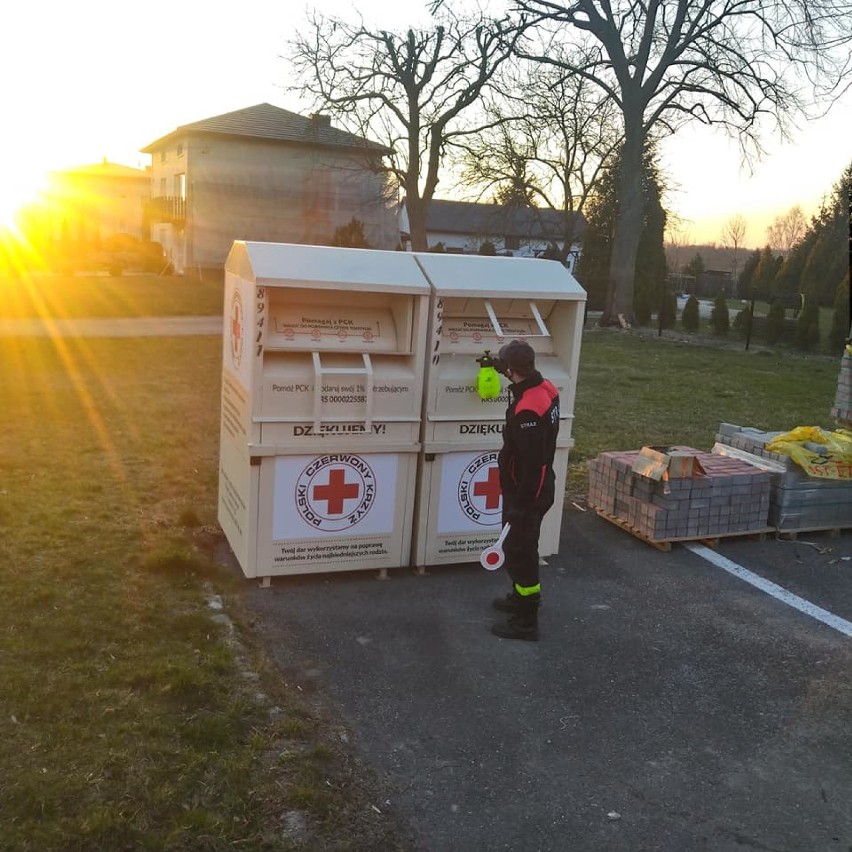 Dezynfekcja miejsc publicznych w Wielgomłynach. Strażacy walczą z koronawirusem 