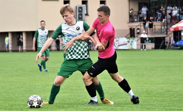 Keeza IV liga piłkarska w Małopolsce (grupa zachodnia); LKS Jawiszowice - Orzeł Ryczów 1:3. Na zdjęciu: Dawid Płonka (z lewej, Jawiszowice), w walce o piłkę z Jakubem Ptakiem (Orzeł Ryczów)