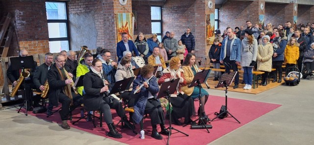 Miejską Orkiestrę Dętą o tradycjach kolejowych można było usłyszeć podczas mijających świąt w parafii św. Antoniego i w parafii św. Pawła w Zduńskiej Woli