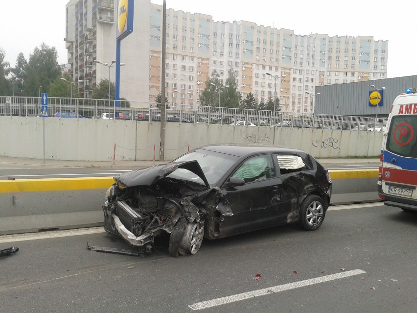 Kraków. Wypadek na Wielickiej. Zderzenie auta z ciezarówką [ZDJĘCIA INTERNAUTY]