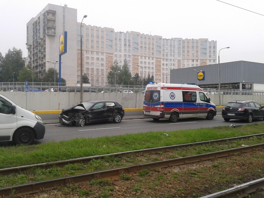 Kraków. Wypadek na Wielickiej. Zderzenie auta z ciezarówką [ZDJĘCIA INTERNAUTY]