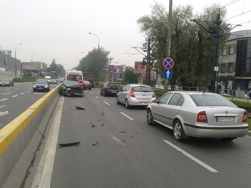 Kraków. Wypadek na Wielickiej. Zderzenie auta z ciezarówką [ZDJĘCIA INTERNAUTY]