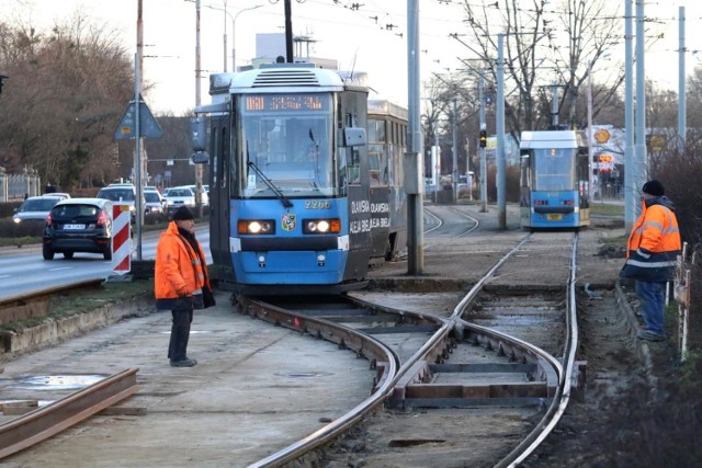 Jedenastka kursująca pomiędzy cmentarzem Grabiszyńska a Kromera rozwija prędkość 16,1, co sprawia, że wśród wszystkich linii tramwajowych w kraju zajmuje 139 miejsce.

Zobacz na kolejnych slajdach 10 wrocławskich linii tramwajowych od najszybszych do najwolniejszych - posługuj się myszką, klawiszami strzałek na klawiaturze lub gestami