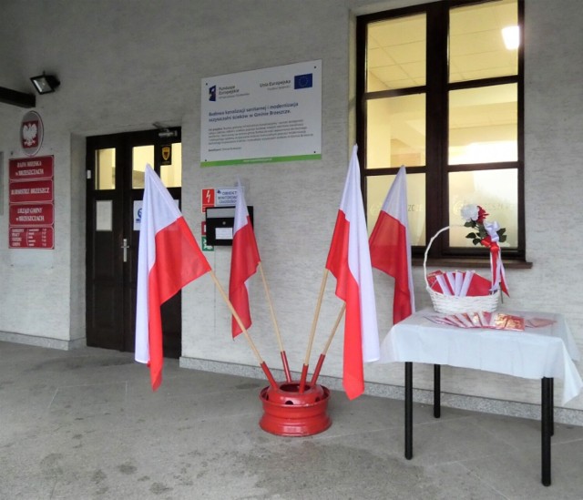 Z okazji nadchodzącego Święta Niepodległości Urząd Gminy w Brzeszczach postanowił rozdać za darmo wśród mieszkańców biało-czerwone flagi