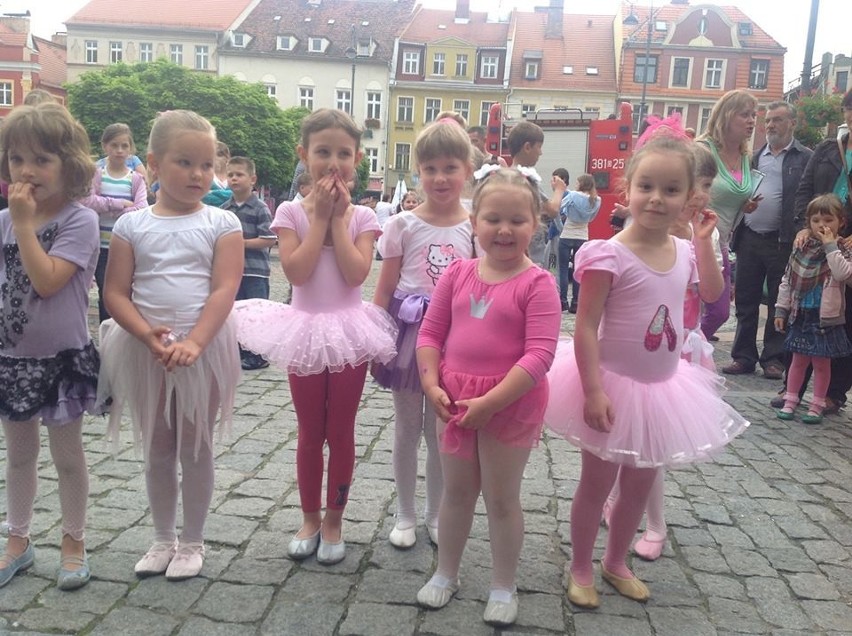 Wałbrzych: Małe baletnice z Demi Dance School zatańczyły na Rynku