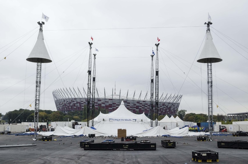 Biały namiot Cirque du Soleil już rozłożony