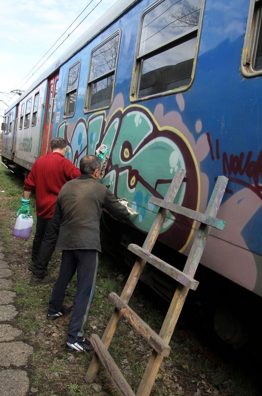 Kraków: grafficiarze oszpecili pociągi [ZDJĘCIA]
