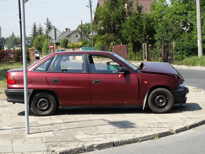 Wypadek na ul. Smugowej w Tomaszowie: Zderzyły się dwa samochody [ZDJĘCIA