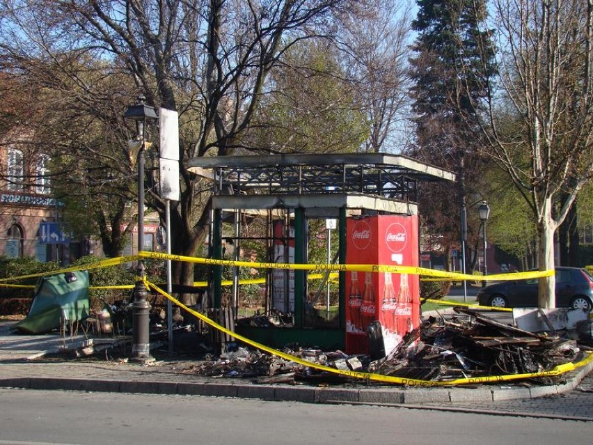 Oświęcim. Nocny pożar na placu Kościuszki. Spłonął doszczętnie kiosk "Ruchu", pozostały tylko zgliszcza [ZDJĘCIA]