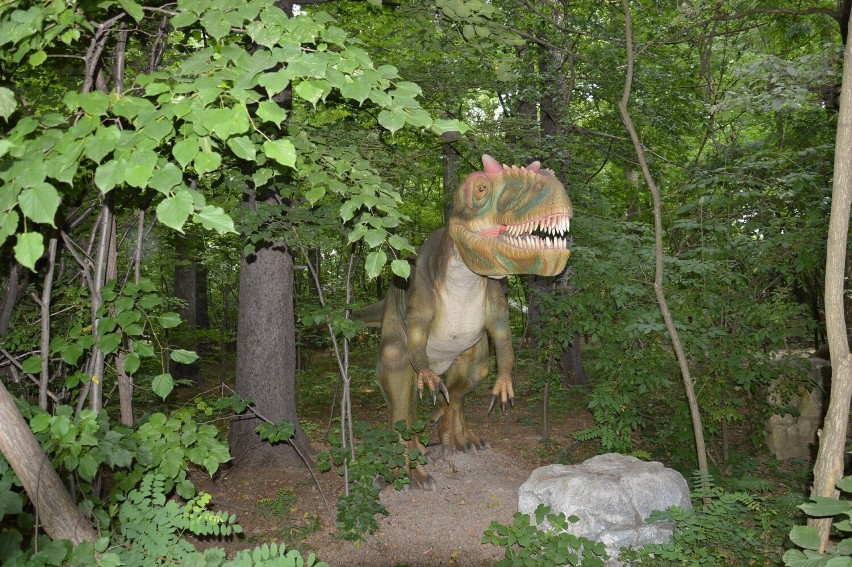 Zatorland słynie z parku z dinozaurami. Są jak żywe
