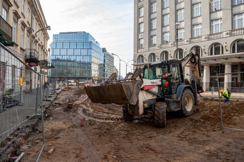 Prace na połowie placu Pięciu Rogów wstrzymane. Archeolodzy badają zabytkowy bruk