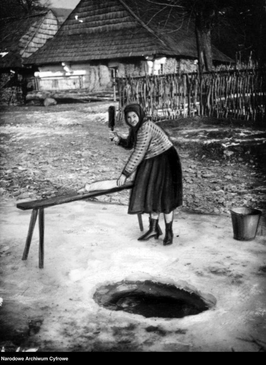 Kobieta łemkowska podczas prania w przeręblu, fotografia z...