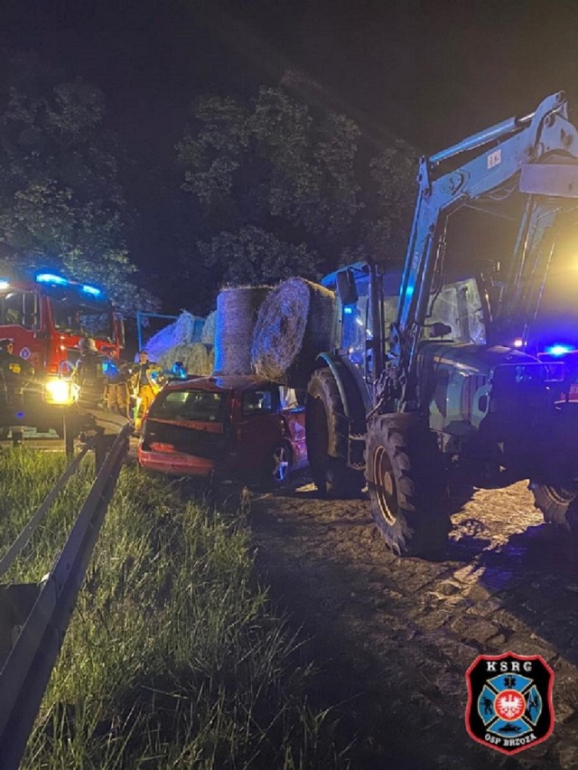 W niedzielę (26 lipca) na DW 254 w miejscowości Antoniewo (pow. żniński, gm. Łabiszyn) doszło do zderzenia samochodu osobowego z ciągnikiem rolniczym. Cztery osoby zostały przewiezione do szpitala.