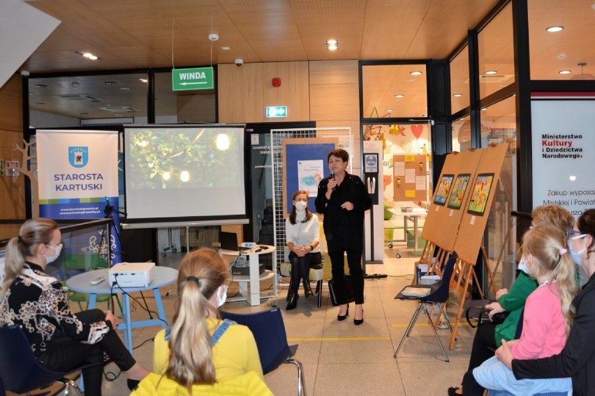 Dr Magdalena Kryger - lekarka-bajkopisarka - zawitała do kartuskiej biblioteki