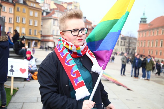 “Popieram związki”. Niecodzienny happening środowisk LGBT na Placu Zamkowym