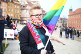 “Popieram związki”. Niecodzienny happening środowisk LGBT na Placu Zamkowym [GALERIA]