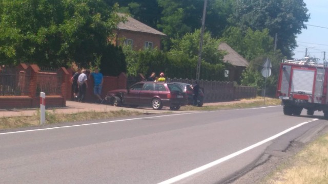 Wypadek drogowy na DK 48 w Studziannie. Zderzyły się ze sobą dwa samochody osobowe