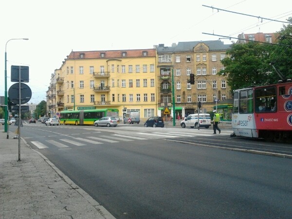 Poznań - Samochód zderzył się z autobusem [ZDJĘCIA]