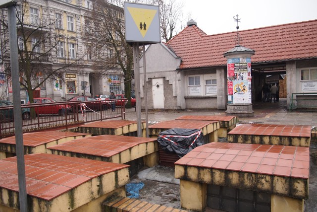 Od piątku nieczynne są toalety przy Placu 21 Stycznia. Handlujący na targowisku w Gnieźnie nie wiedzą, jak długo jeszcze będą pracować tutaj, przed przeniesieniem straganów.