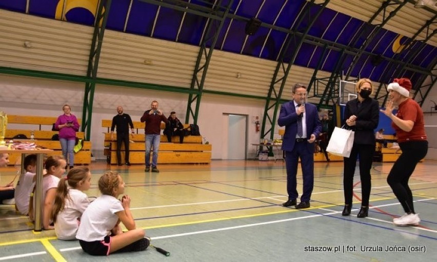Mikołajkowy Turniej Badmintona w Staszowie. Świetna zabawa i pasjonujące rozgrywki (ZDJĘCIA)