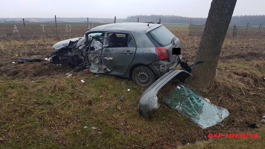 Wypadek w Łobodnie. Pijany kierowca toyoty sprawcą. Jedna osoba została ranna, a droga była zablokowana [ZDJĘCIA]