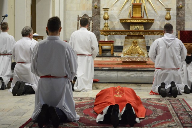 Wielki Piątek w kościele pw. Męczeństwa Świętego Jana Chrzciciela w Międzychodzie (15.04.2022).