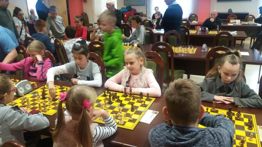 Turniej szachowy w Nowych Skalmierzycach. 10-letnia Gabriela Zawadzka była lepsza także od chłopaków [FOTO]