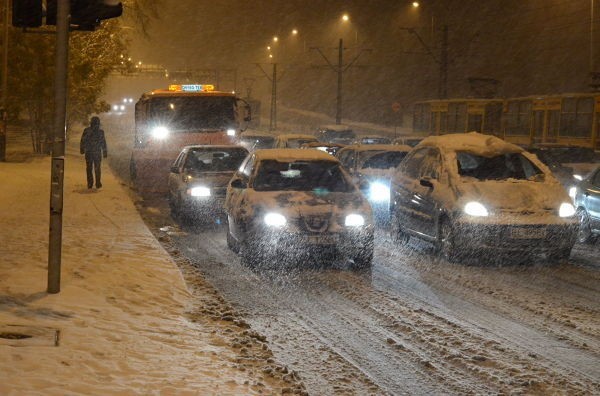 Zima w Łodzi. Trudne warunki na drogach