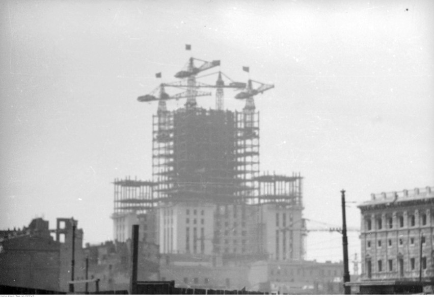 Zdjęcie zrobione podczas budowy Pałacu Kultury w 1953 roku.