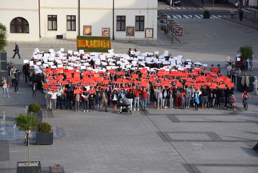 Dzień flagi w Lubinie. Flash mob w rynku! Żywa flaga