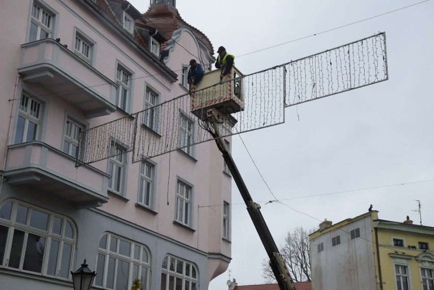 Iluminacje świąteczne po zmroku swoim blaskiem będą...