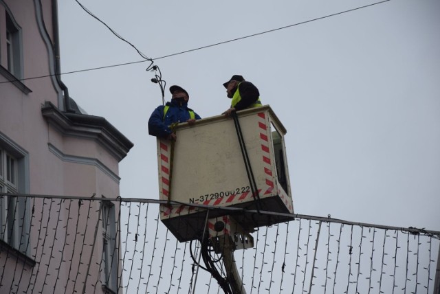 Aby zawiesić kolorowe lampki, trzeba było użyć specjalnego podnośnika