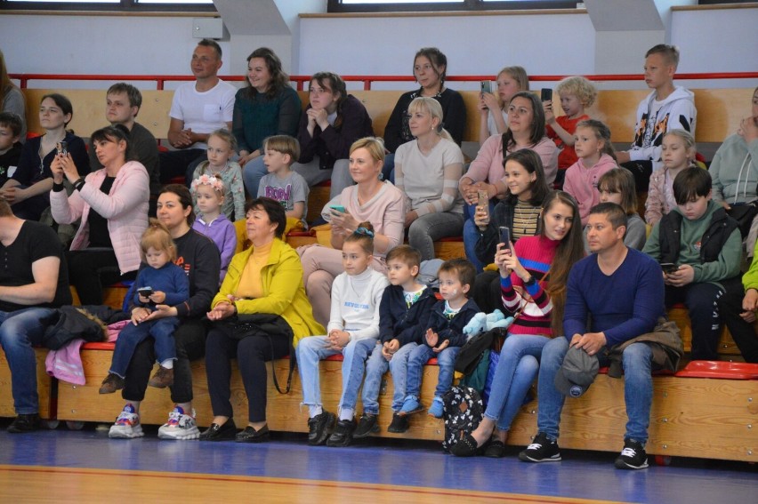 Lębork. Ukraińskie utalentowane gimnastyczki zachwyciły publiczność w hali miejskiej.