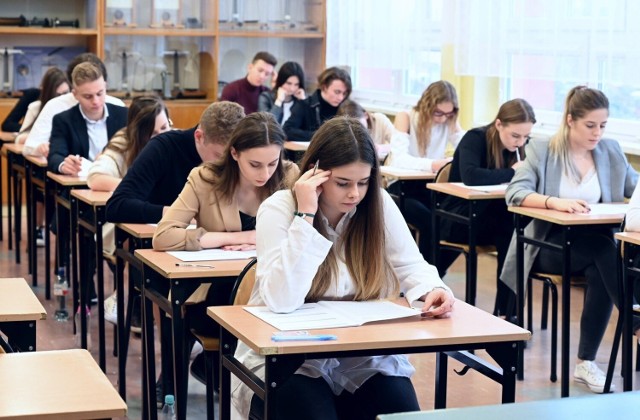 Arkusz wraz z odpowiedziami opublikujemy po zakończeniu matury z języka polskiego. Będą dostępne na kolejnych slajdach.