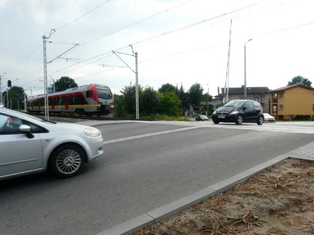 Przejazd przez tory kolejowe na ulicy Lutomierskiej jest kłopotliwy, władze Pabianic chciałyby w tym miejscu mieć zbudować bezkolizyjny tunel
