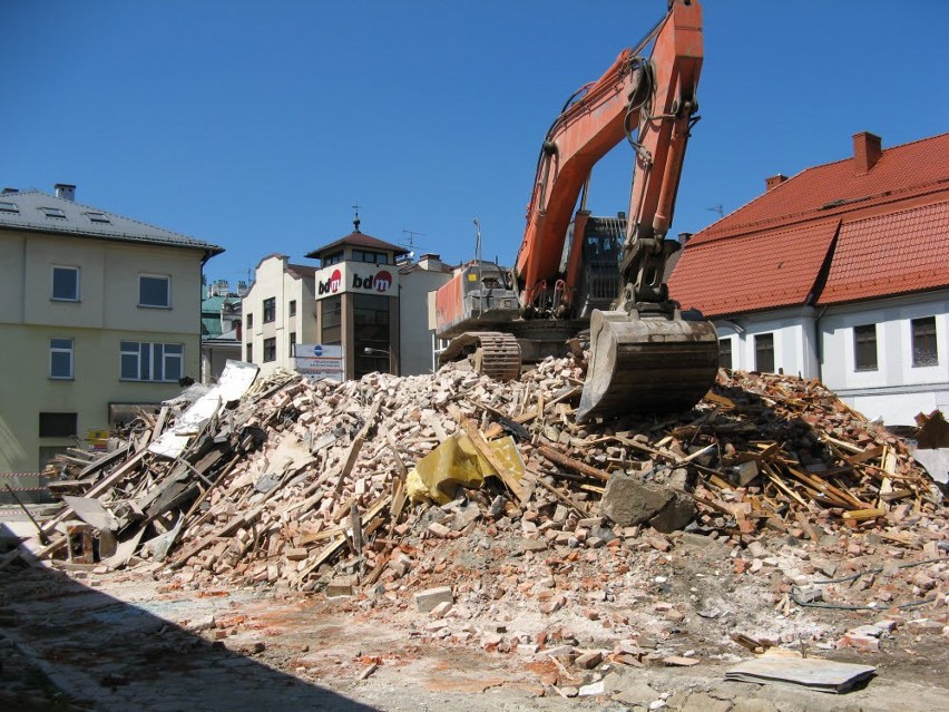 Bielsko-Biała: Wyburzony budynek rozpoczyna przebudowę ul. Dmowskiego