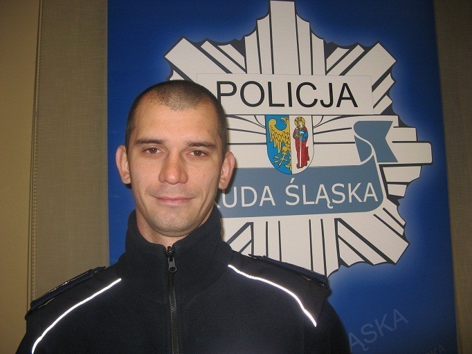 Łukasz Loewe ma 33 lata. Do służby w policji wstąpił w 2005...