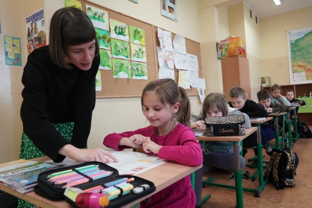 4 maja uczniowie klas I-III szkół podstawowych wrócili do nauki stacjonarnej. Nasz fotoreporter wybrał się do Szkoły Podstawowej nr 51 w Poznaniu.