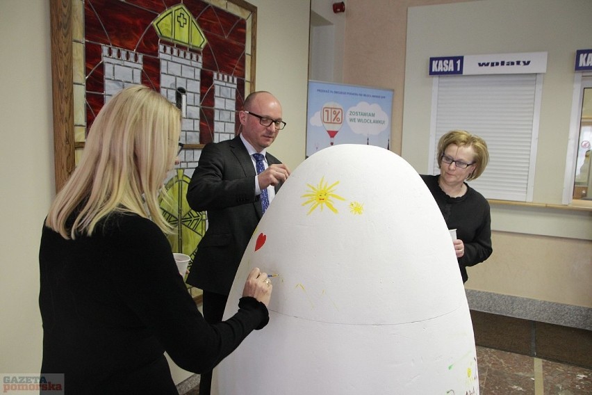 W holu włocławskiego urzędu miasta stanęło jajo, wprawdzie...