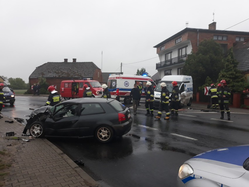 Wypadek w Raduckim Folwarku. 40-letni kierowca busa trafił do szpitala [FOTO]