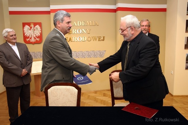 Porozumienie podpisali prof. Jan Chajda i płk prof. Jarosław Wołejszo.