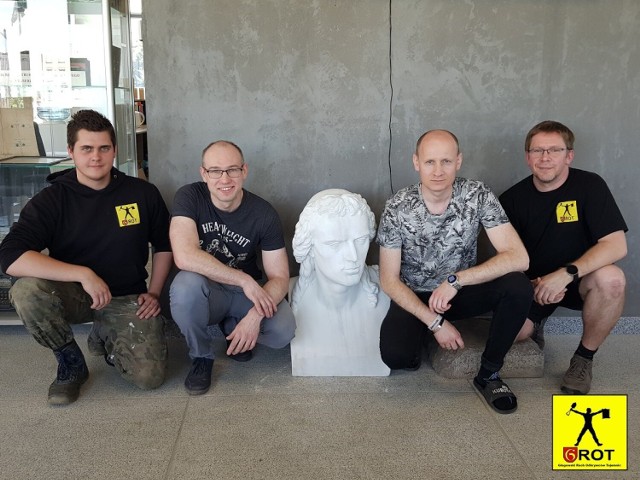 Na zdjęciu - pamiątkowe ujęcie Łukasza Uroczyńskiego z firmy RESTONa (drugi od lewej) z GROTowcami w Centrum Informacji