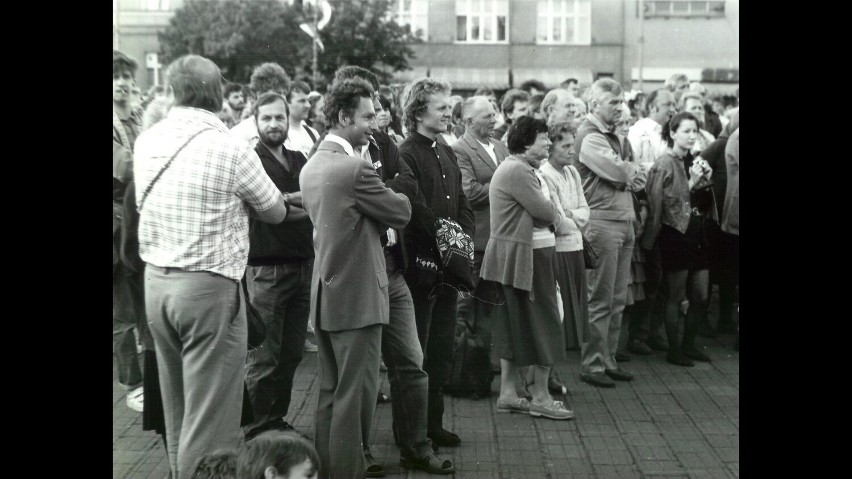 Oborniki w 1989 roku. Spontaniczne spotkanie działaczy Solidarności na obornickim rynku [ZDJĘCIA]