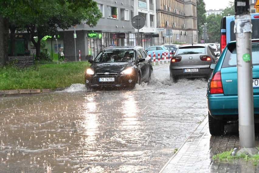 Burza w Kielcach. Podtopione ulice, utrudnienia w centrum miasta. Zobacz zdjęcia
