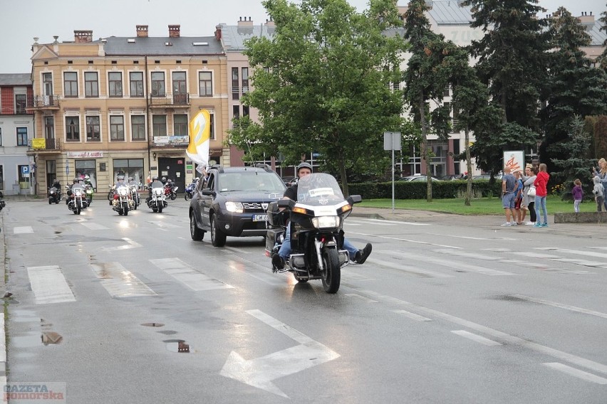 Kilkaset motocykli różnego rodzaju przejechało w sobotę...
