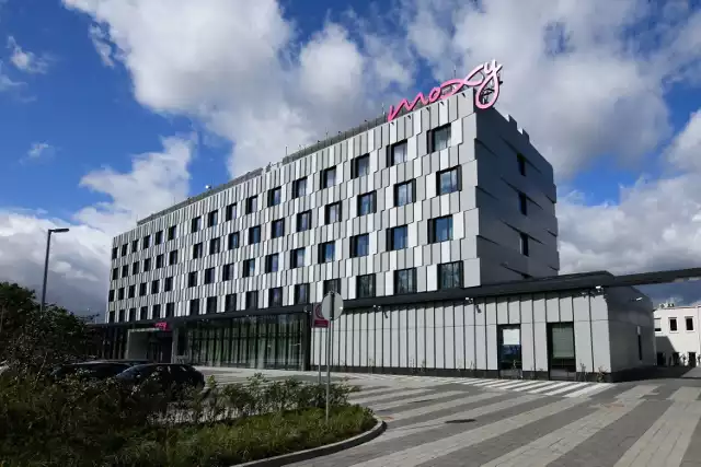 Hotel Moxy Katowice Airport został otwarty 24 września 2018 r. Moxy Katowice Airport, 3-gwiazdkowy hotel sieci Mariott International i inwestycja Chopin Airport Development (CAD) to pierwszy designerski obiekt pod tą marką nie tylko w woj. śląskim, ale też w całej Polsce, a nawet Europie Środkowo-Wschodniej.